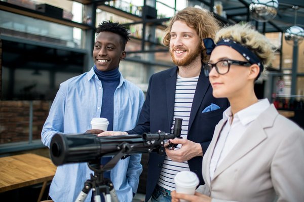 Comment organiser une visite guidée pour observer les oiseaux migrateurs dans les marais de Guadalquivir, Espagne?